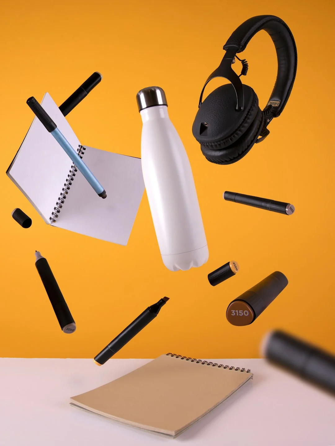 Bureau épuré avec ordinateur portable, lunettes et affiche verte de brainstorming pour des idées fraîches.